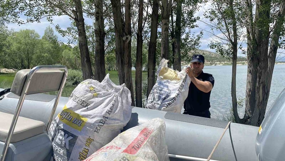 Konya'da Örnek Davranış: Dalgıç Polisler Barajı Temizledi