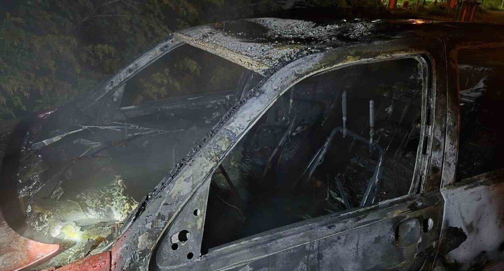 Park Halindeydi Bu Hale Geldi: Gece Saatlerinde Alev Aldı