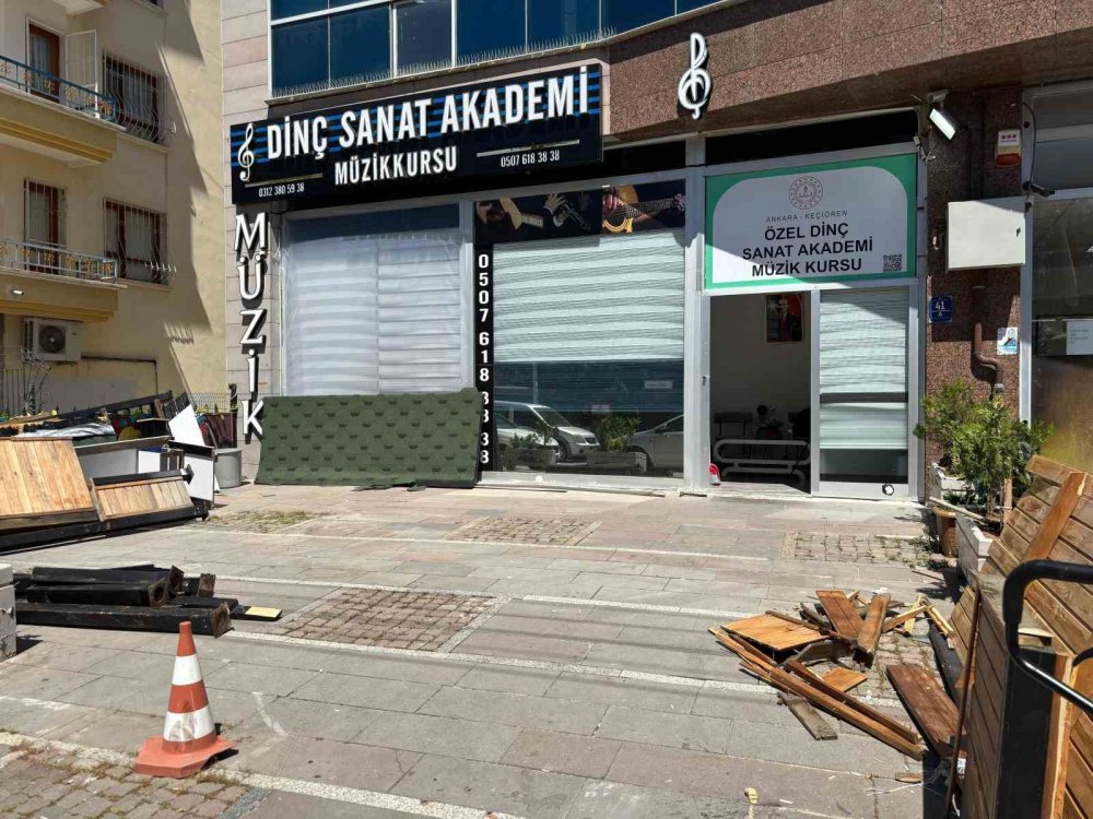 Pedalları karıştıran sürücü dükkana daldı, çalışan son anda kurtuldu