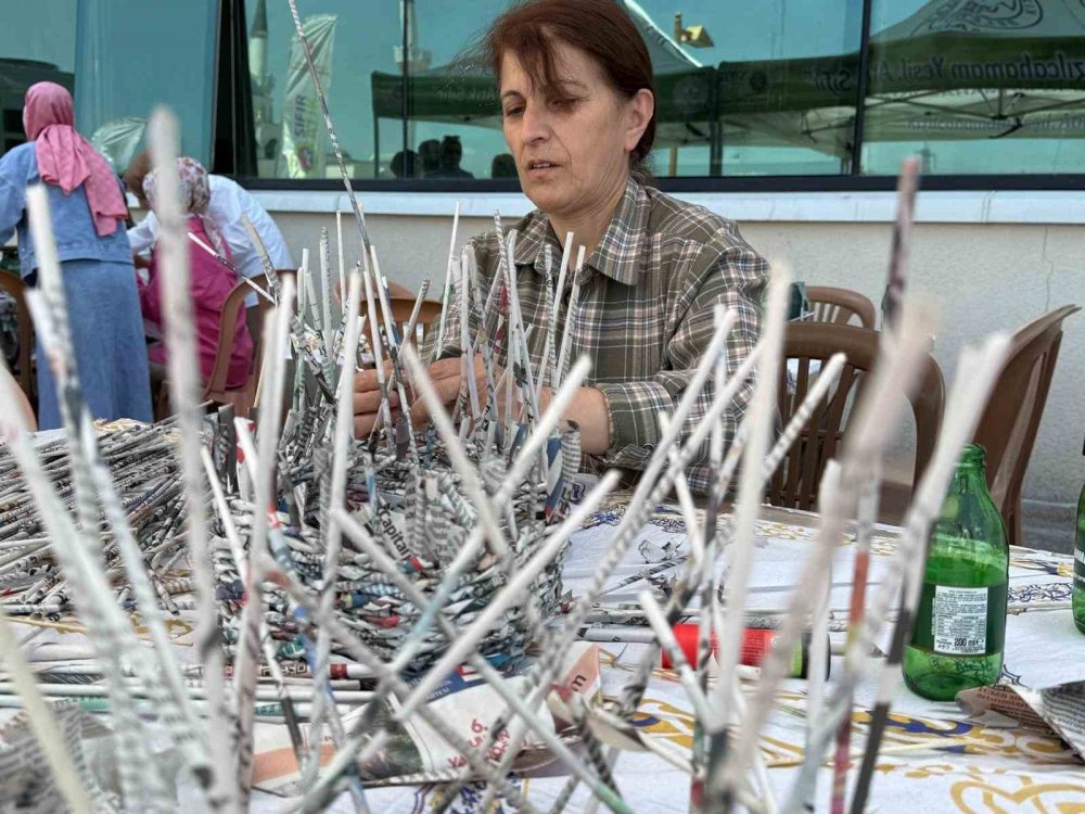 Ankara'da Kağıtlar Sanata Dönüştü