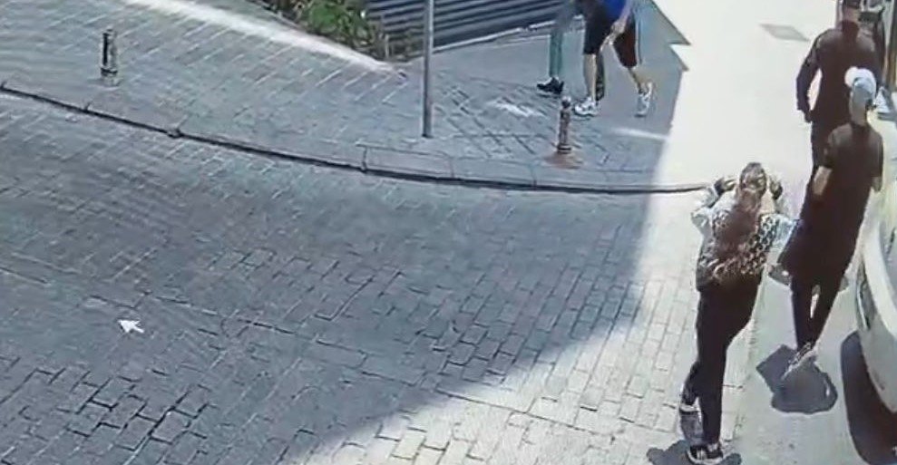 Araçtan çantayı böyle çaldılar
