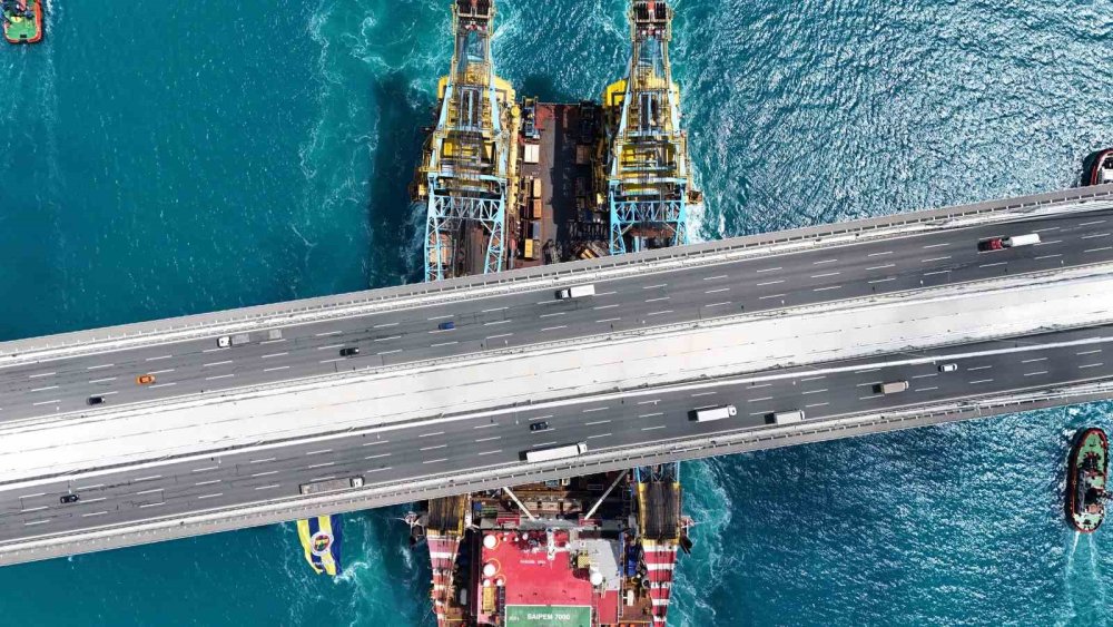 Dev vinç gemisi ’Saipem 7000’ İstanbul Boğazı’ndan geçti