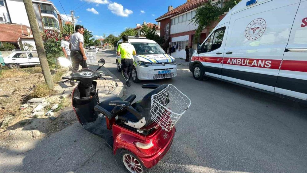 Otomobil ile Elektrikli Bisiklet Çarpıştı, Anne ve Kızı Yaralandı