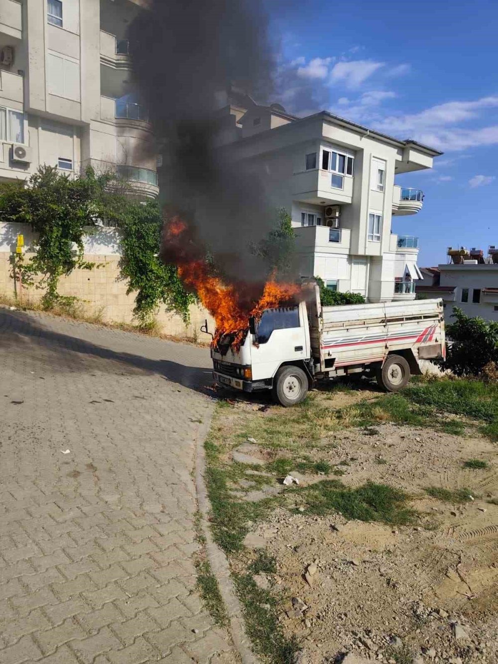 Alanya'da araç yangını! Tedbirli olun