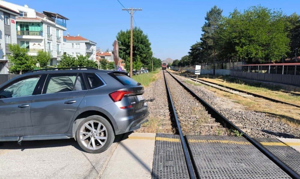 Tren Raylarında Can Pazarı: Sürücü Son Anda Kurtuldu