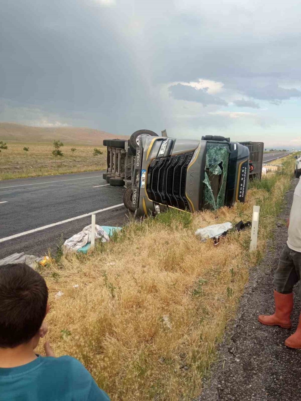 Devrilen tır yolu kapattı