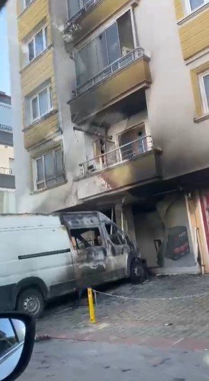 Ankara'da yangın paniği! Keçiören'de minibüs ve daire zarar gördü