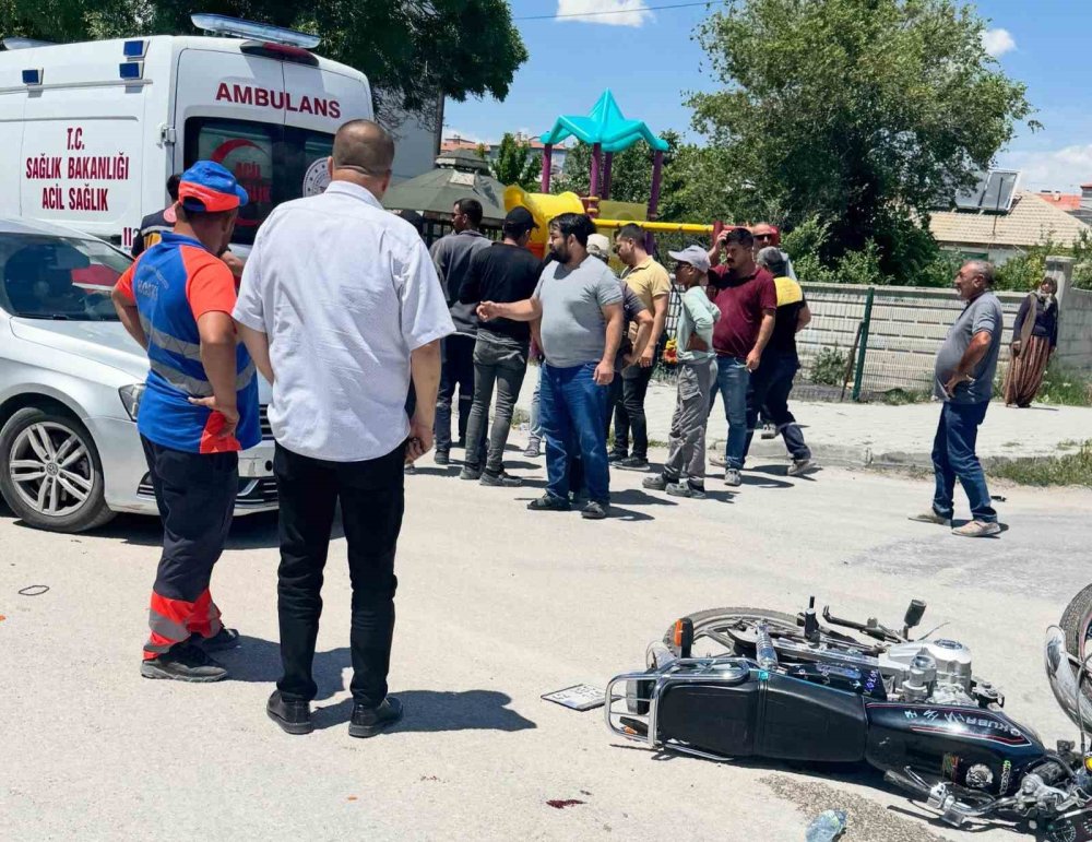 Sokaktan Hızla Çıktı, Miksere Çarptı: Karapınar'da Kaza Kamerada