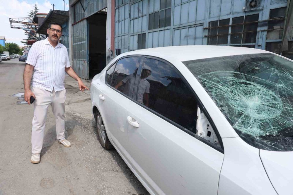 Konya'da Şok Eden Görüntü: Komşusunun Aracını Parçaladı!