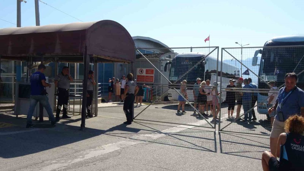Marella Discovery bin 749 turist ile Alanya iskelesine demirledi