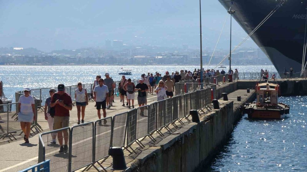 Marella Discovery bin 749 turist ile Alanya iskelesine demirledi