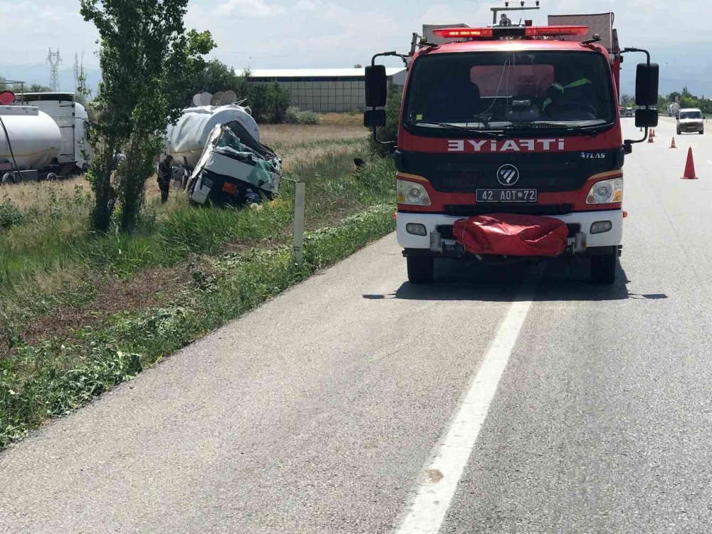 Ereğli’de tanker şarampole devrildi: Sürücü araçta sıkıştı