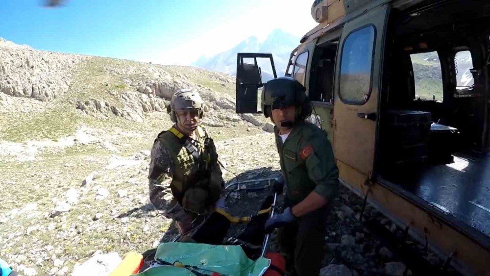 Aladağlar'da Mahsur Kalan Dağcı İçin Askeri Helikopterle Dev Operasyon