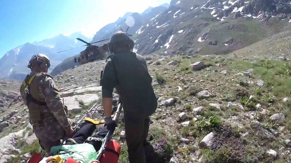 Aladağlar'da Mahsur Kalan Dağcı İçin Askeri Helikopterle Dev Operasyon