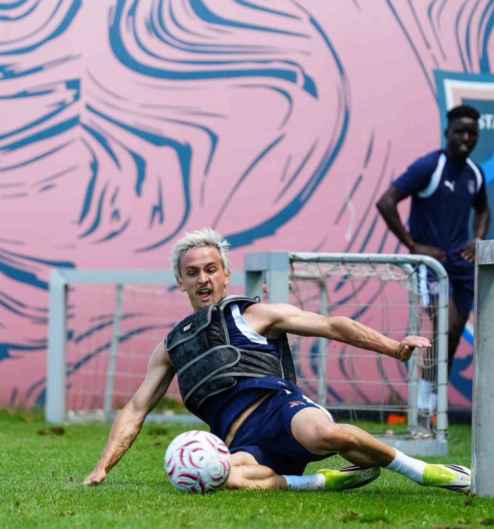 Başakşehir antrenmanında ilginç görüntü! Üstlerine giydiler