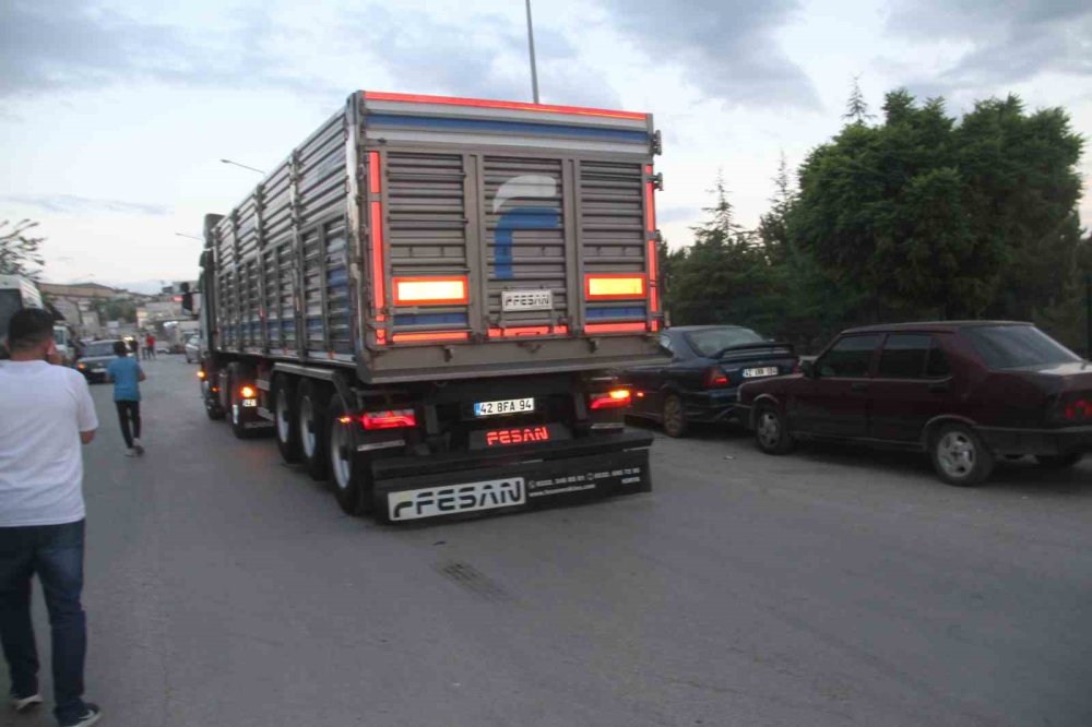 Beyşehir'deki kaza kamerada! Plakasız motosiklet tıra çarptı