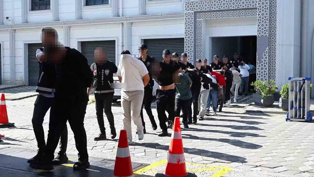 Kocaeli'de özel harekatlı fuhuş operasyonu! Yüzlerini tişörtle kapattılar