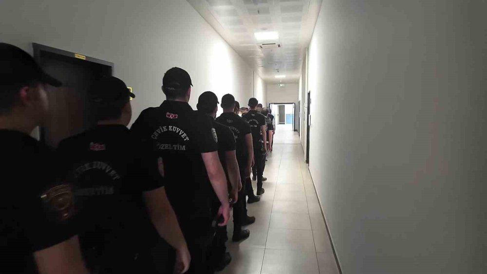 Kocaeli'de özel harekatlı fuhuş operasyonu! Yüzlerini tişörtle kapattılar