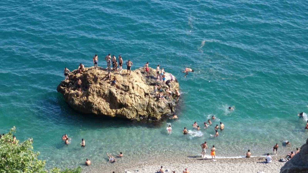 Antalya’da Kavurucu Sıcak: Termometreler 41 Dereceyi Gördü