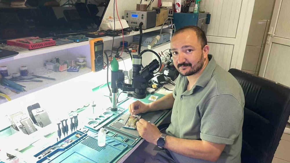 Bataryası değiştirilmek istenen cep telefonu bir anda alev aldı