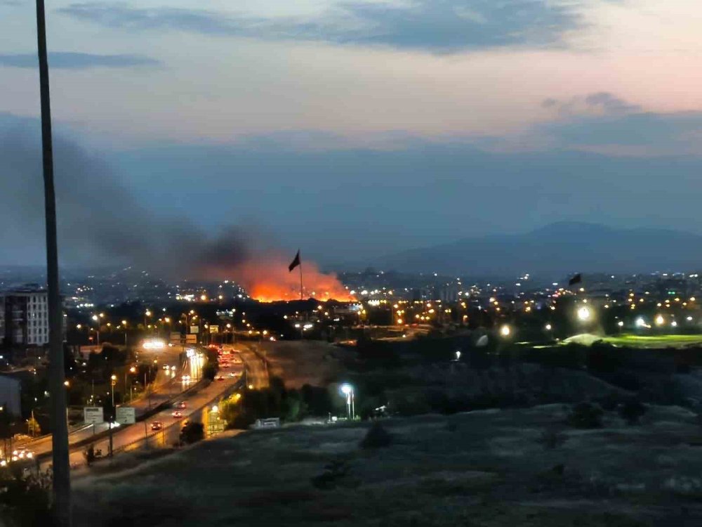 Ankara'da geceyi aydınlatan yangın! Kilometrelerce uzaktan görüldü