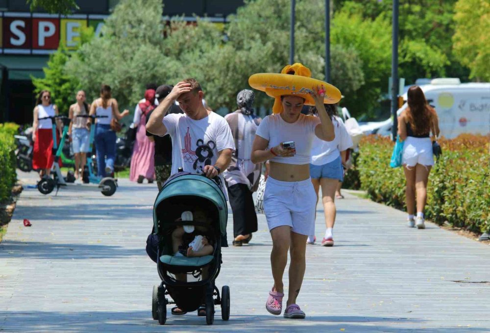 Antalya'da Hissedilen Sıcaklık 37 Dereceye Fırladı