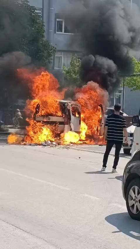 Çakmak yüklü araç alev alev yandı