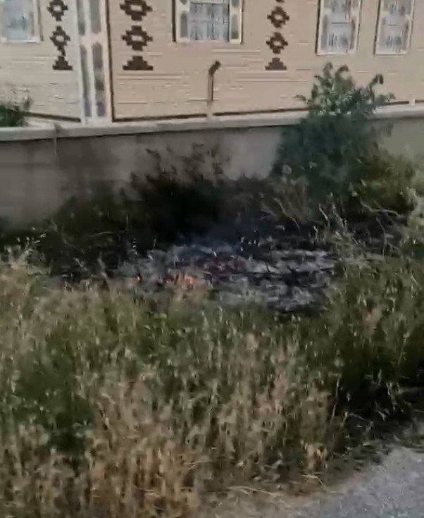 İlçede 2 yangın birden! Önce otlar sonra motosiklet yandı