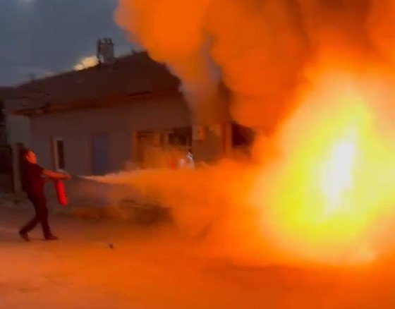 İlçede 2 yangın birden! Önce otlar sonra motosiklet yandı