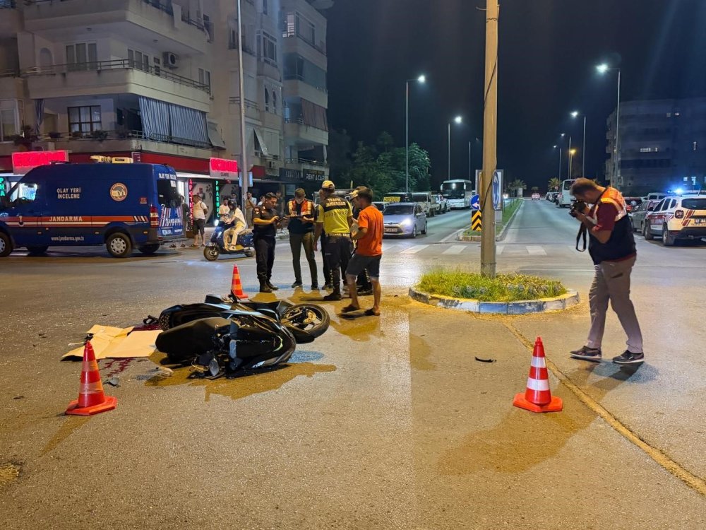 Motosiklet sürücüsü ağır yaralı! Caddeyi trafiğe kapattı