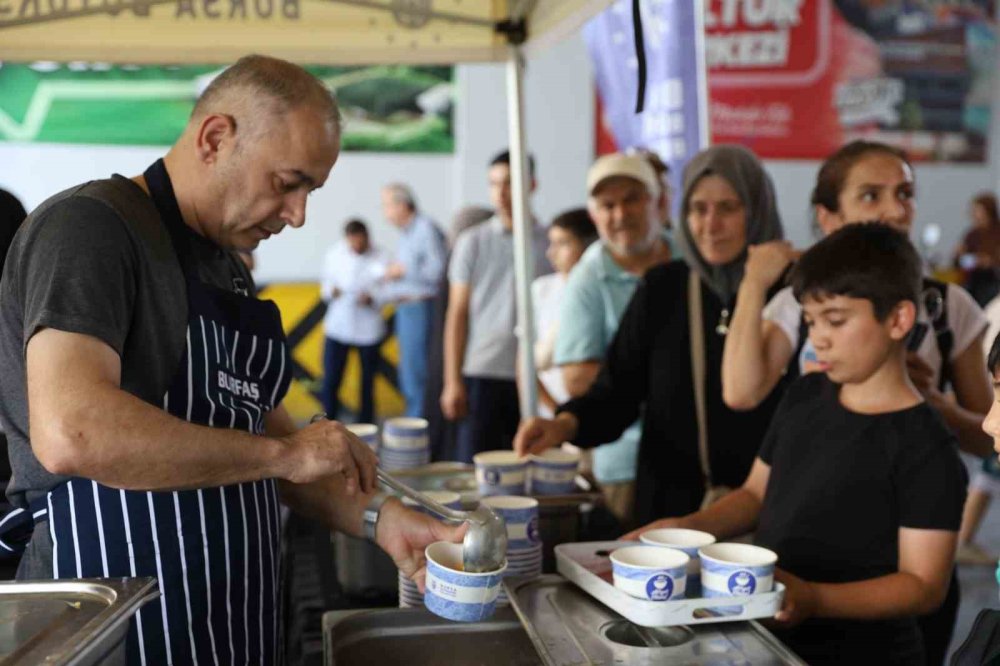 Pazarda aşure coşkusu