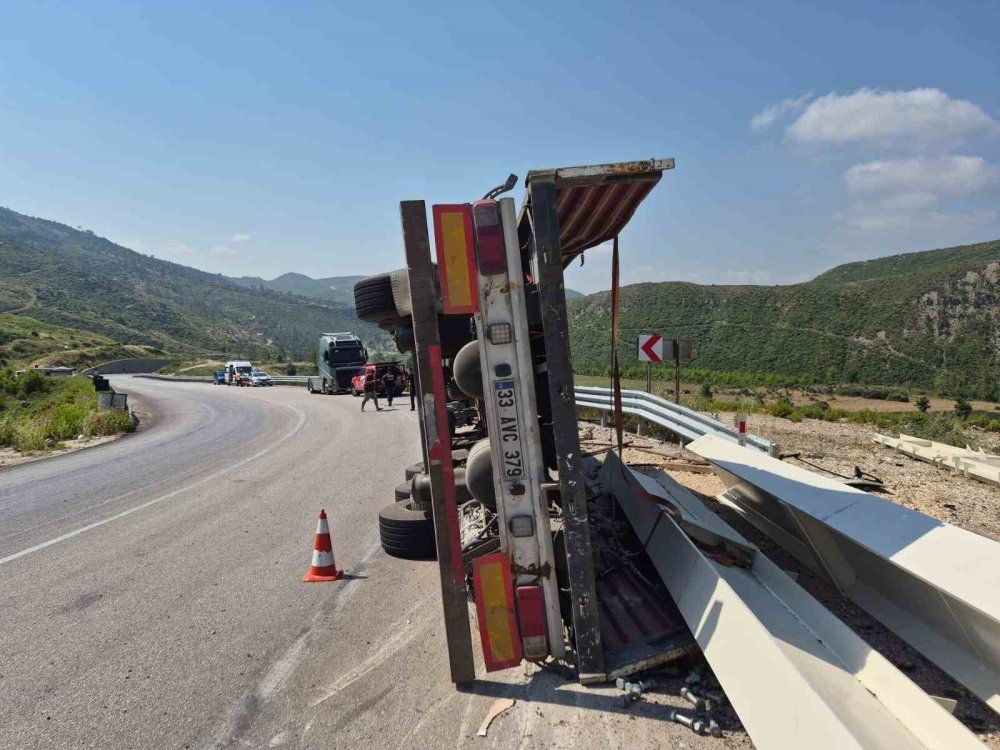 Demirkapı Tüneli çıkışında kontrolden çıkan tır devrildi