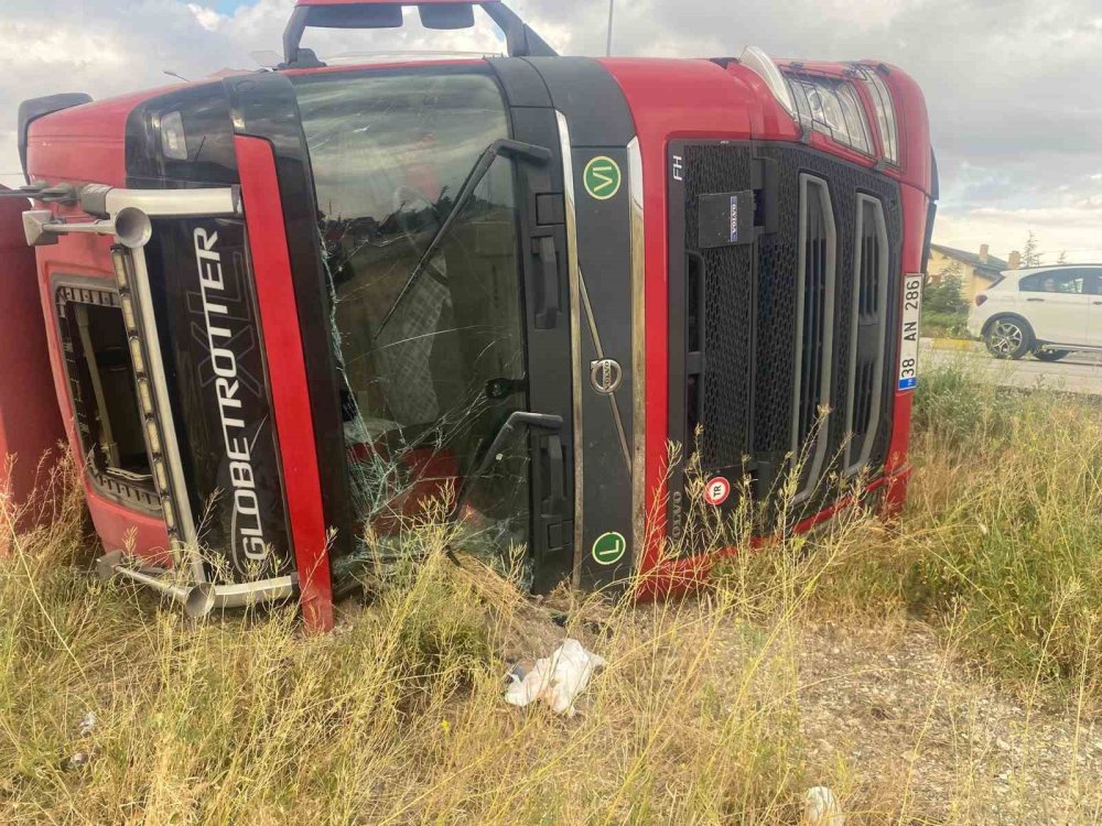 Direksiyon Hakimiyetini Kaybetti: Kereste Yüklü Tır Devrildi