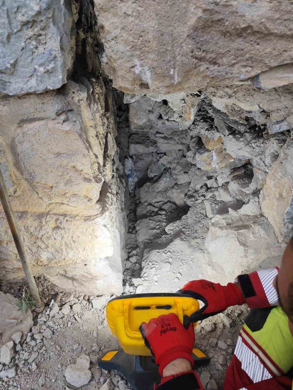 Seydişehir'de 9 Saatlik Kurtarma Operasyonu: Duvar Arasında Mahsur Kalan Kedi Özgürlüğüne Kavuştu