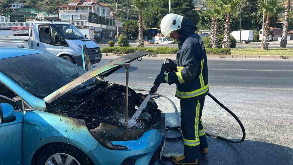 Alanya’da Korkutan Araç Yangını: İtfaiye ve Orman Ekipleri Zamanla Yarıştı