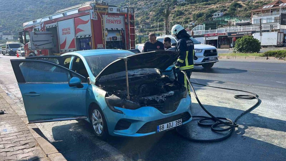 Alanya’da Korkutan Araç Yangını: İtfaiye ve Orman Ekipleri Zamanla Yarıştı