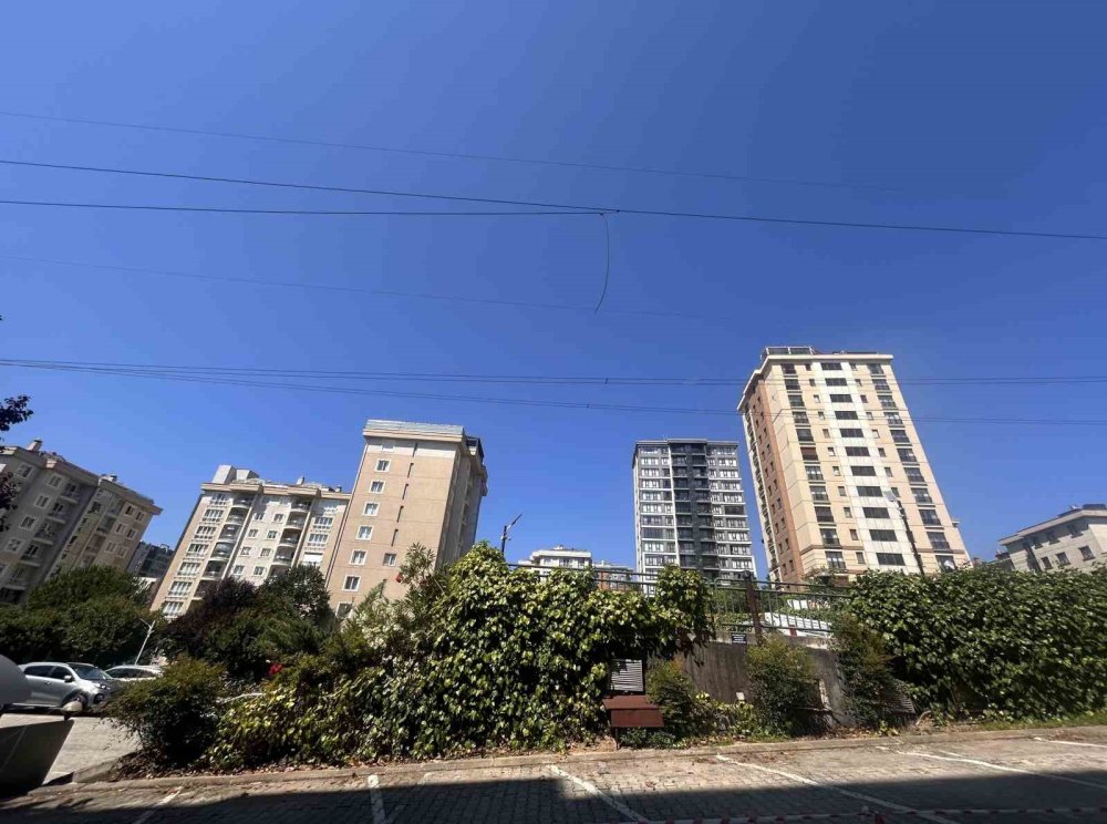 Sıcakta kopan yüksek gerilim hattı paniğe neden oldu