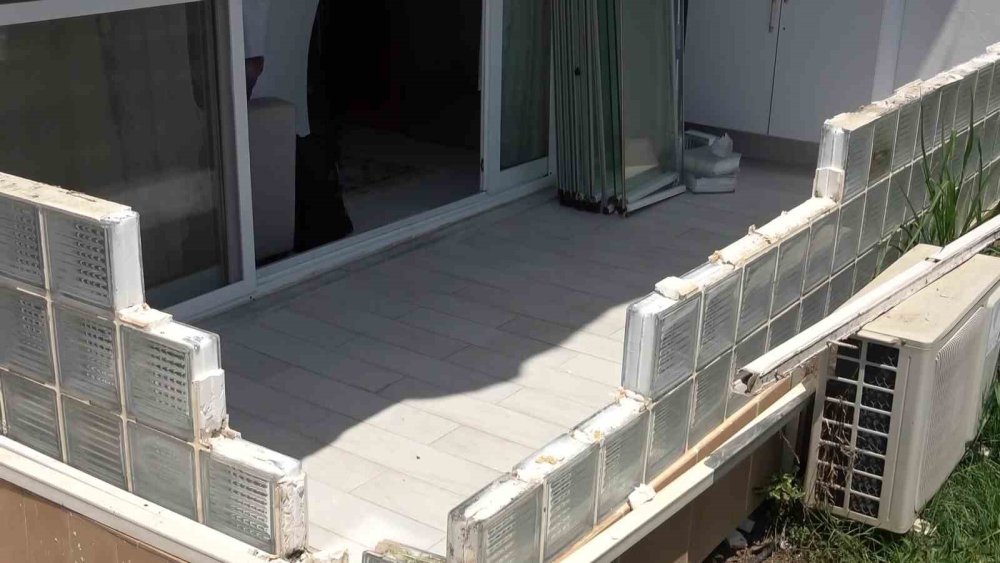 20 santimetrelik balkon çıkıntısı için kepçeli yıkım