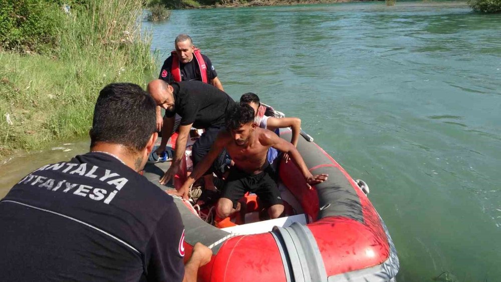 Irmak ortasındaki adacıkta mahsur kaldılar