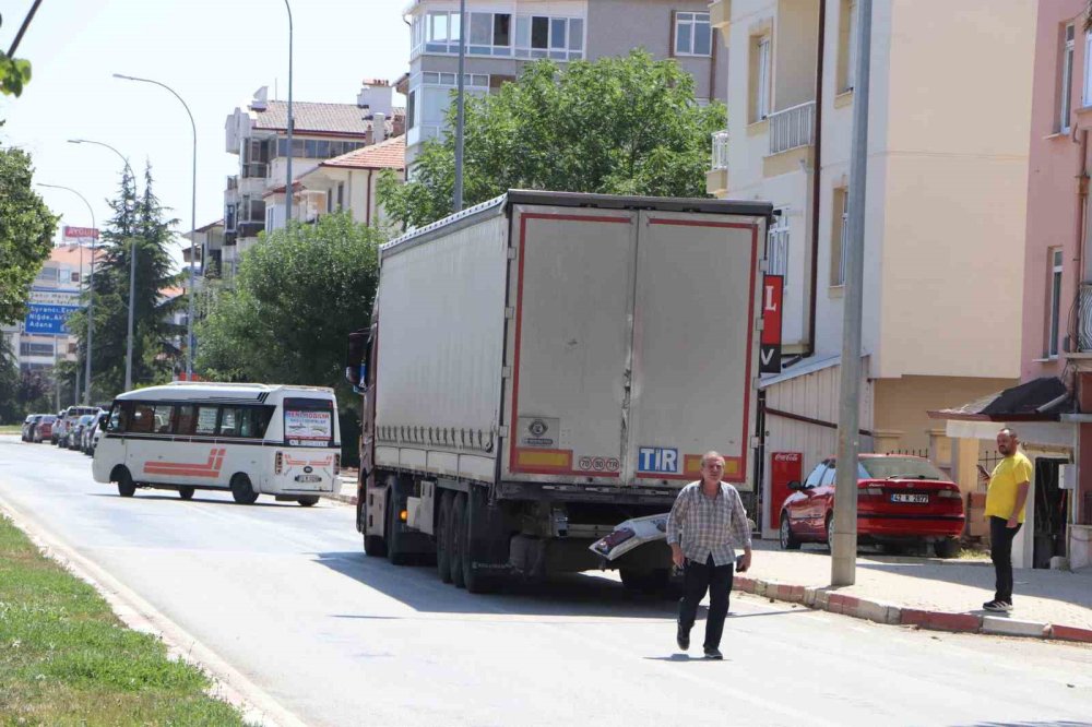 Otomobil tıra arkadan çarptı: 1’i ağır 3 yaralı