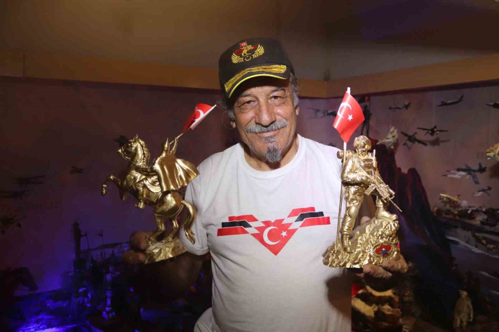 164 Figürle Tarihe Yolculuk: İzmirli Sanatçının "Kızıl Elma" Tutkusu