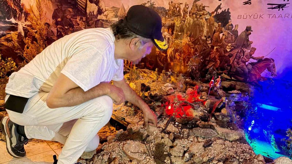 164 Figürle Tarihe Yolculuk: İzmirli Sanatçının "Kızıl Elma" Tutkusu