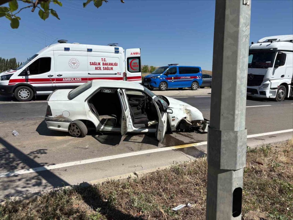 Bariyerlere çarpan otomobilde 6 kişi yaralandı