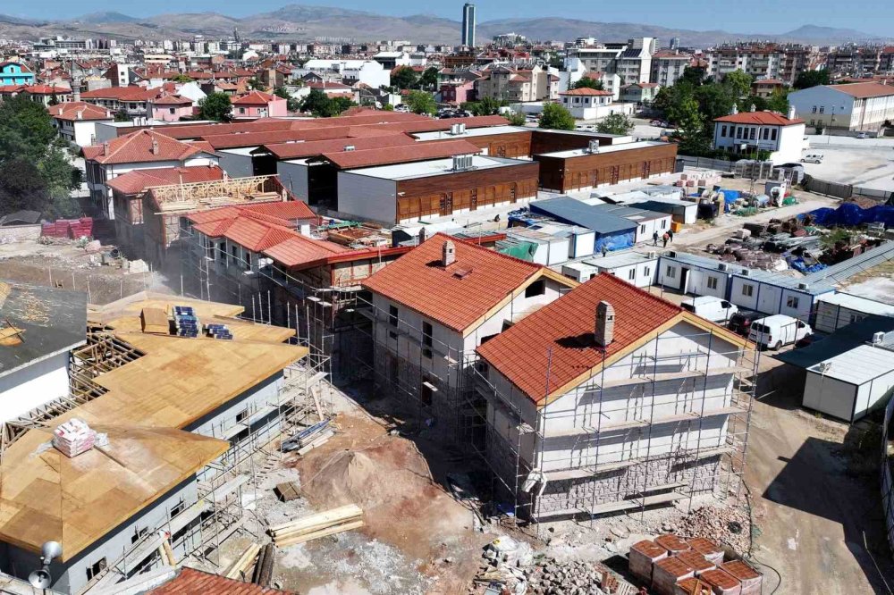Türbe Arkası'nda Büyük İhya: Adım Adım Tarihe Dönüş