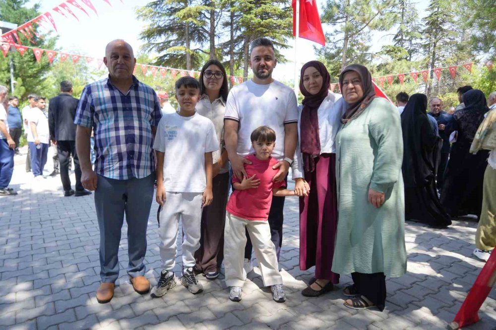 7 yaşındaki Ömer Halis Demir, ismini taşıdığı şehidi ilk kez ziyaret etti
