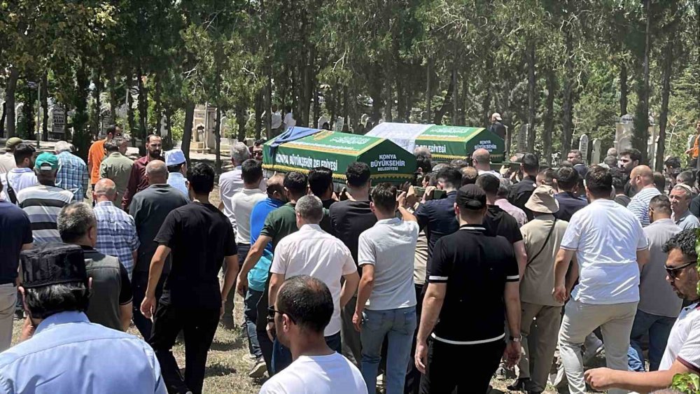 Ticari taksinin altında can veren anne ve kızı son yolculuğuna uğurlandı