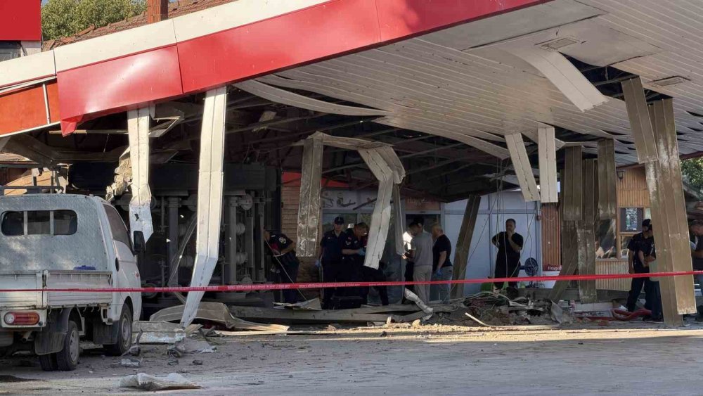 Akaryakıt istasyonuna daldı: Markette alışveriş yapan kişi öldü