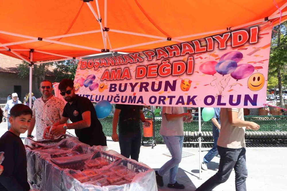 Vatandaşa lokma dağıtarak boşanmasını kutladı