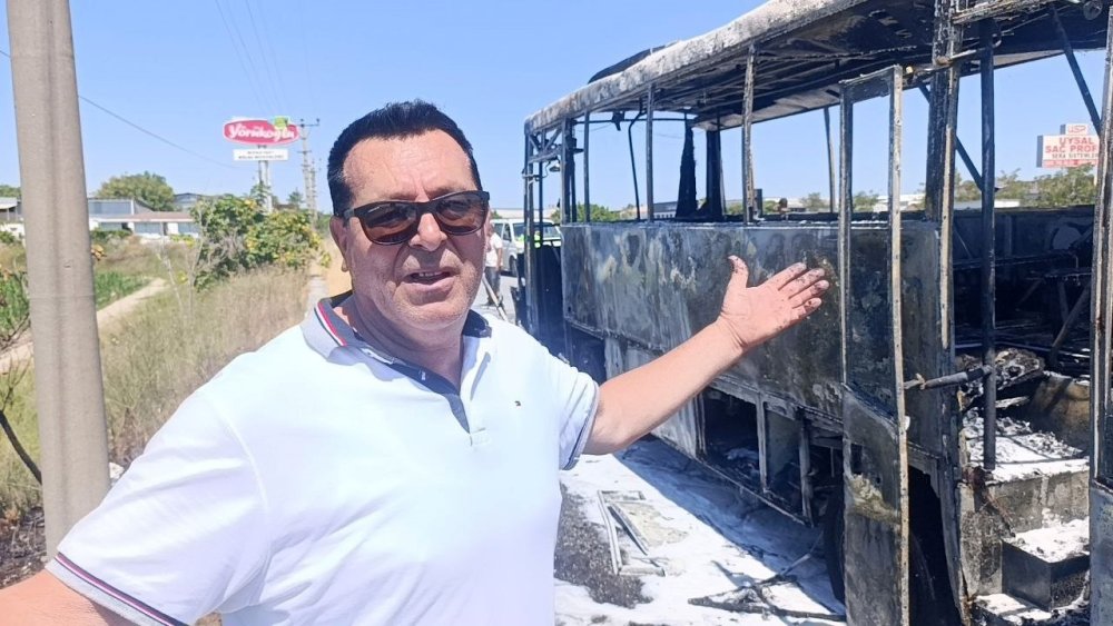 Antalya’da yolcu midibüsü alev alev yandı, sürücü yolcuları tahliye etti