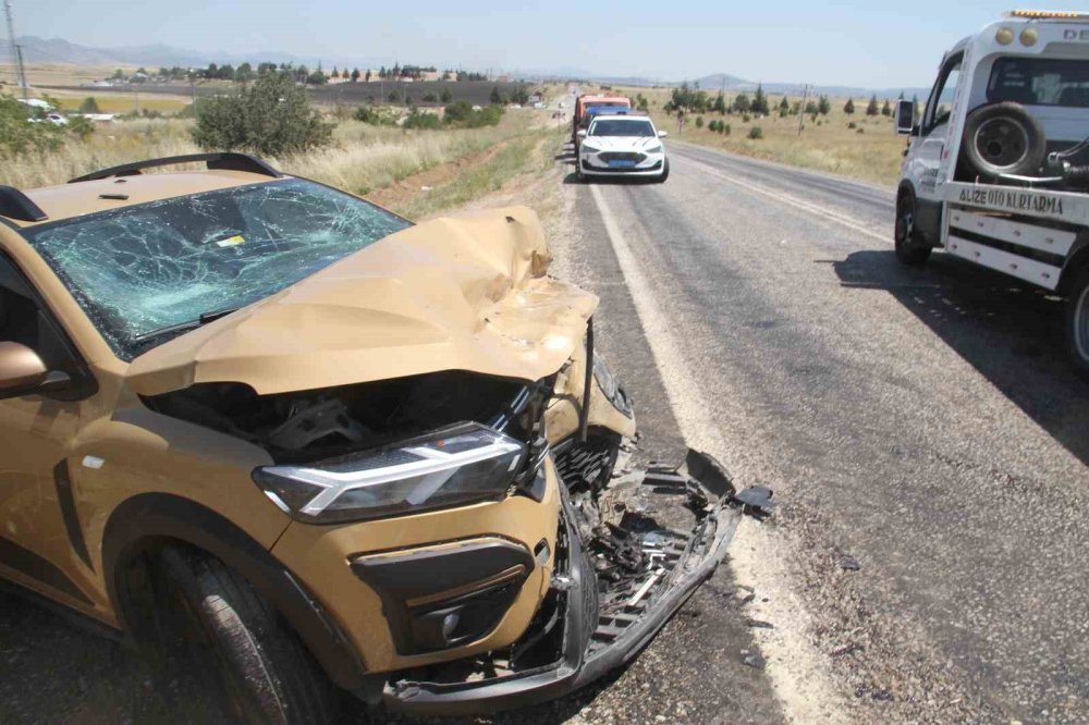 Beyşehir'de İki SUV Kafa Kafaya Çarpıştı: 9 Kişi Yaralandı